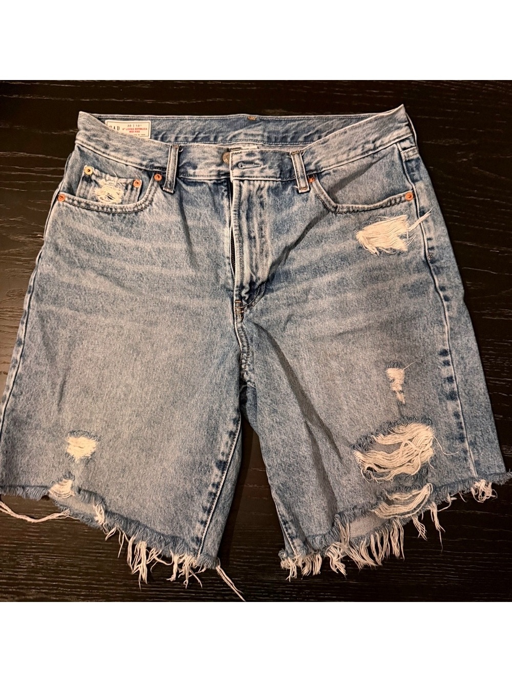 Gap women’s size 10 EUC light wash distressed denim shorts